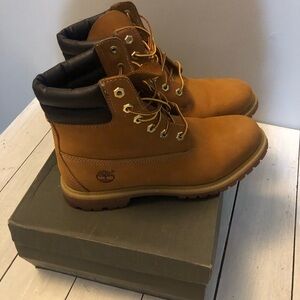 Women’s 6 in Timberland Boots